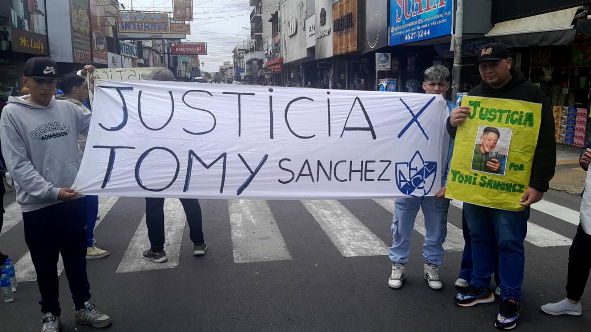 Amigos del adolescente asesinado Foto Polica