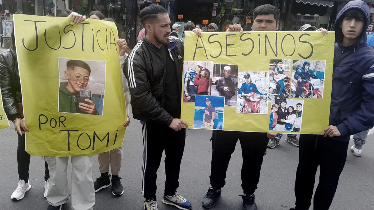 Amigos del adolescente asesinado Foto Polica