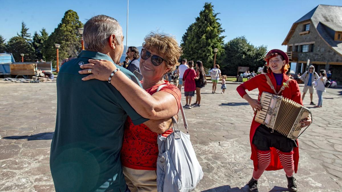 La propuesta de llevar el arte a la calle fue bien recibida por los vecinos que se acercaron a ver el show Foto Alejandra Bartoliche