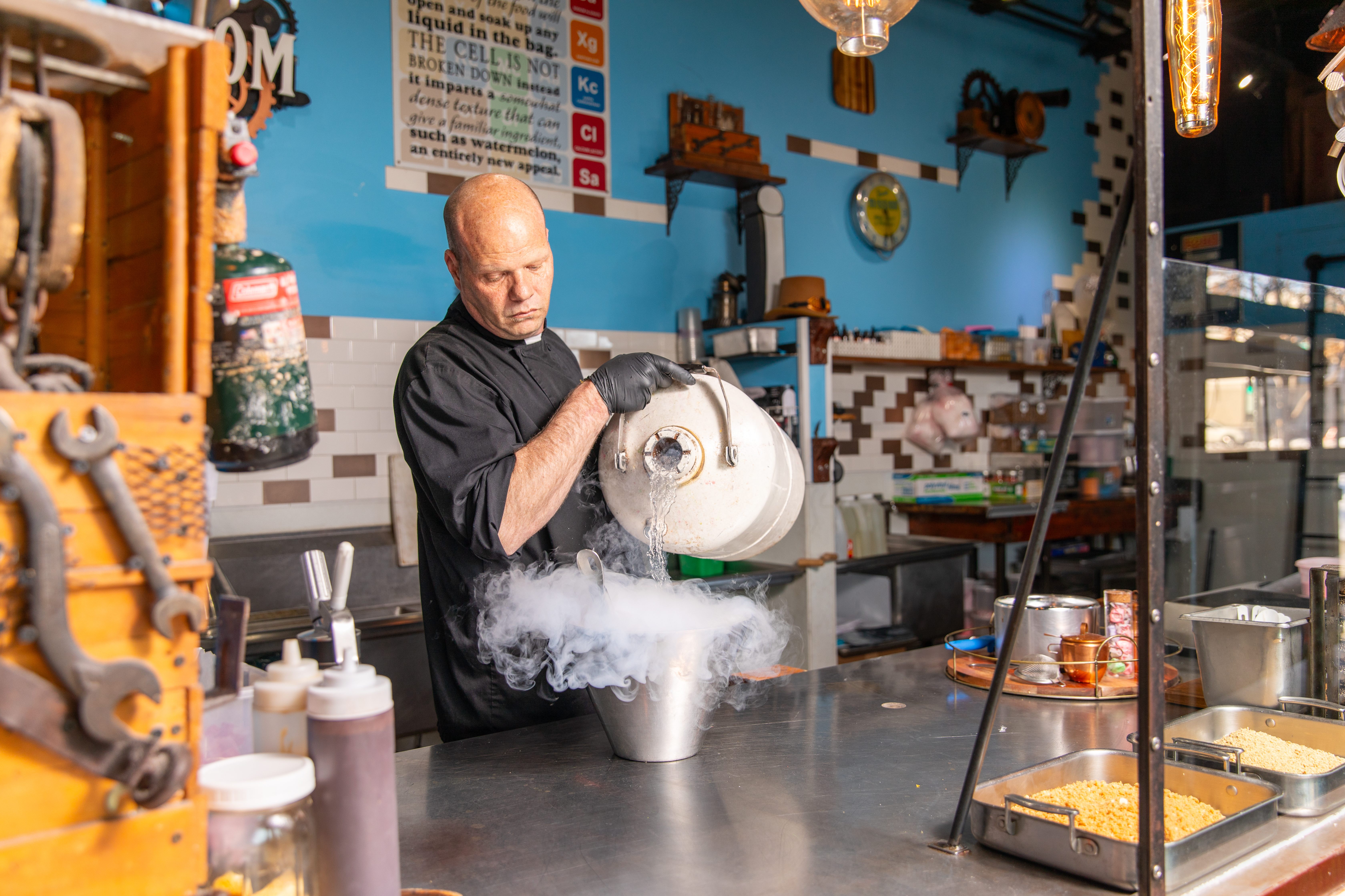 El nitrógeno líquido es solo uno de los extravagantes ingredientes en los que se especializa esta tienda de postres experimental. 