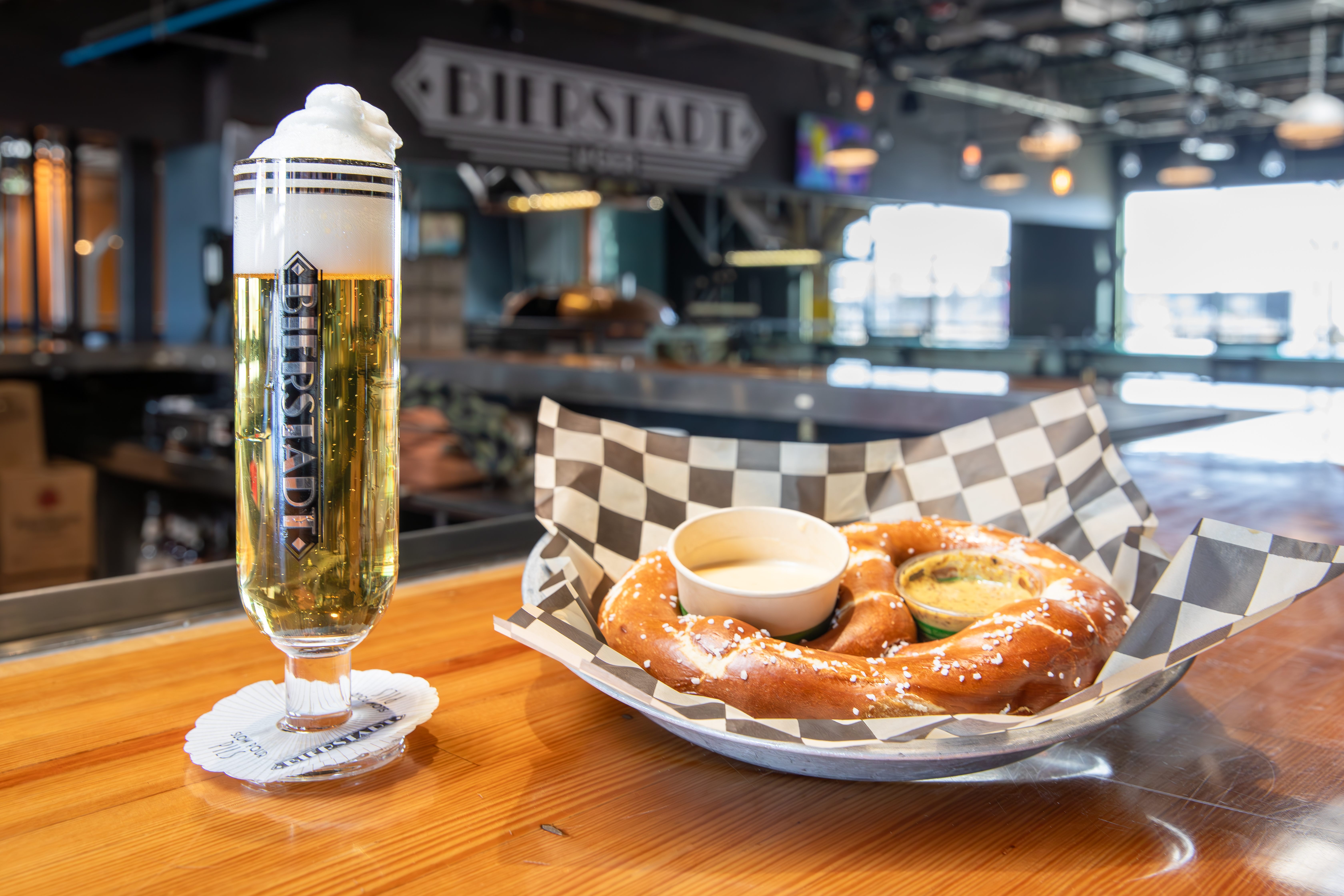 Los exclusivos Pils de vertido lento de Bierstadt son imprescindibles para los principiantes, al igual que su pretzel con queso de cerveza. 