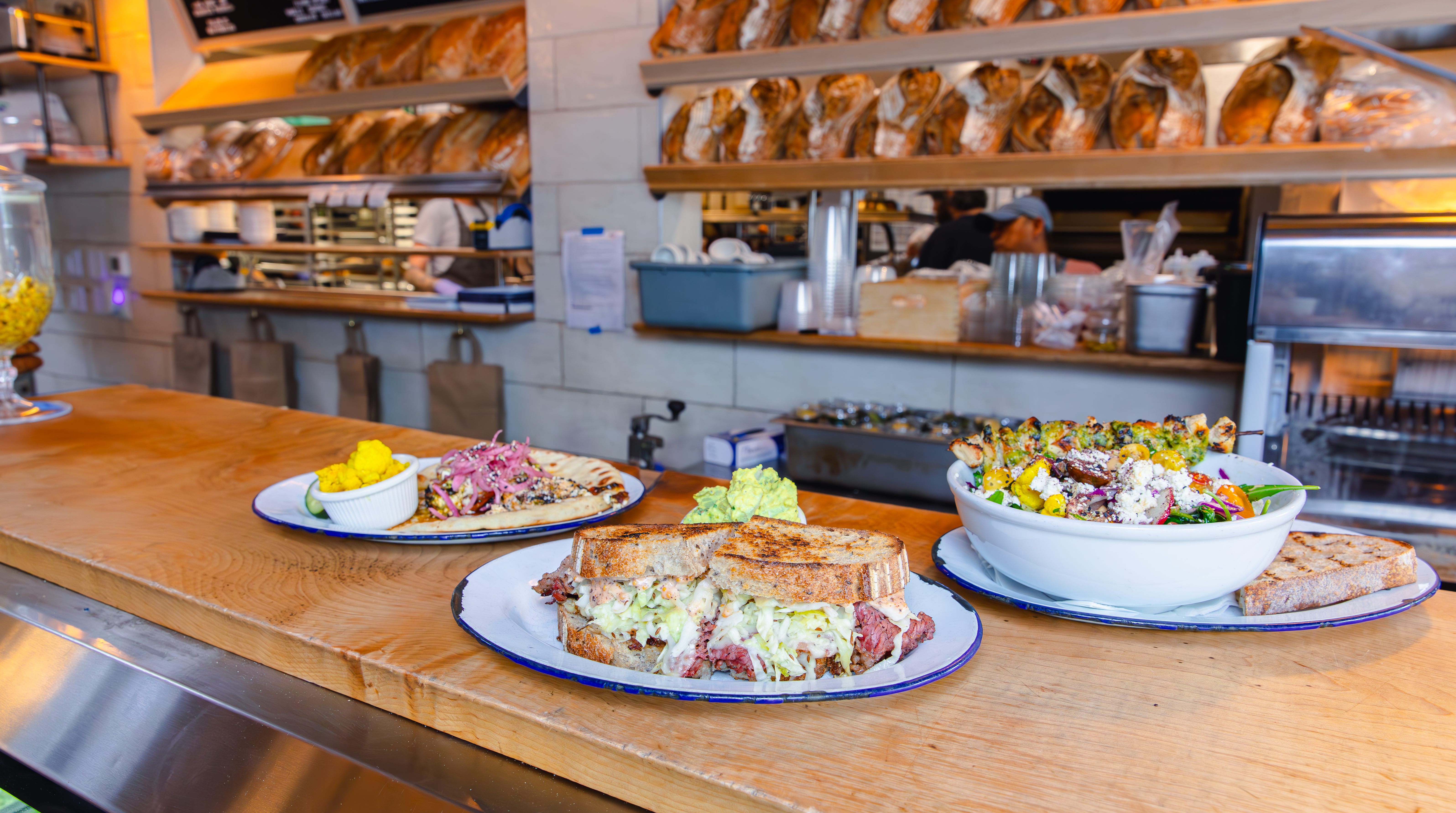 El pastrami casero, la masa madre crujiente y las abundantes ensaladas hacen de esta tienda delicatessen el lugar ideal para almorzar en Denver.