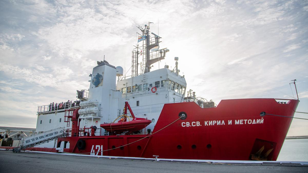 Tras su breve escala en Mar del Plata el Santos Hermanos Cirilo y Metodio partir rumbo a Ro Grande do Sul en Brasil Foto Diego Izquierdo