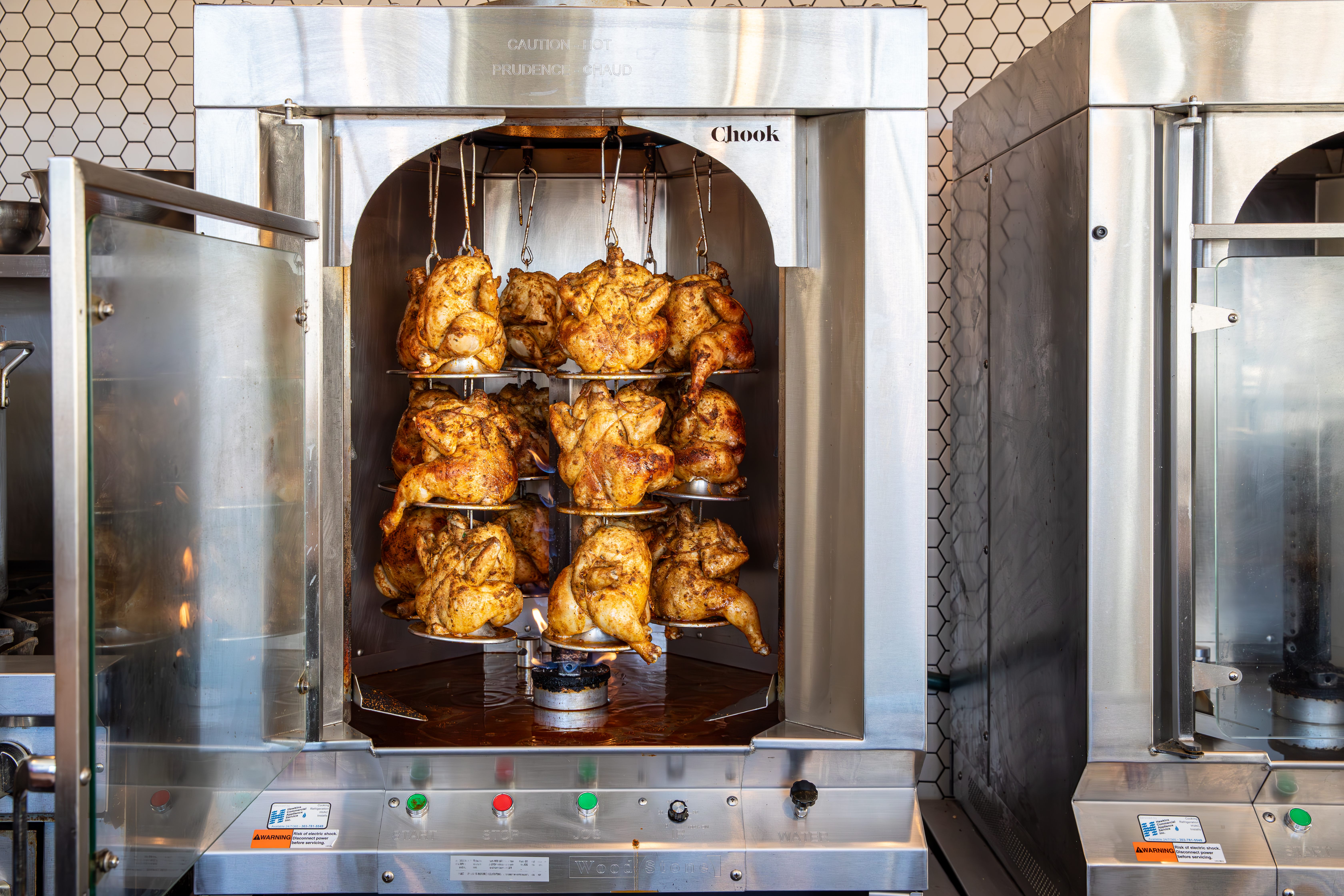   Chook eleva el clásico pollo asado a un plato digno de culto. 