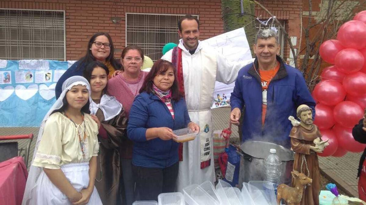 Hace 25 aos que empec a servir en la iglesia Ahora estoy ms convencido todava Yo que no s leer ni escribir entrego el pan de Dios en la iglesia Foto Prensa