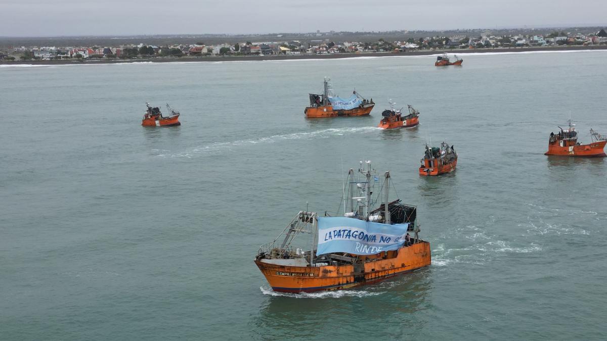 Reclamo de 52 barcos de la flota pesquera de Rawson en apoyo al gobernador Torres Foto Maxi Jonas