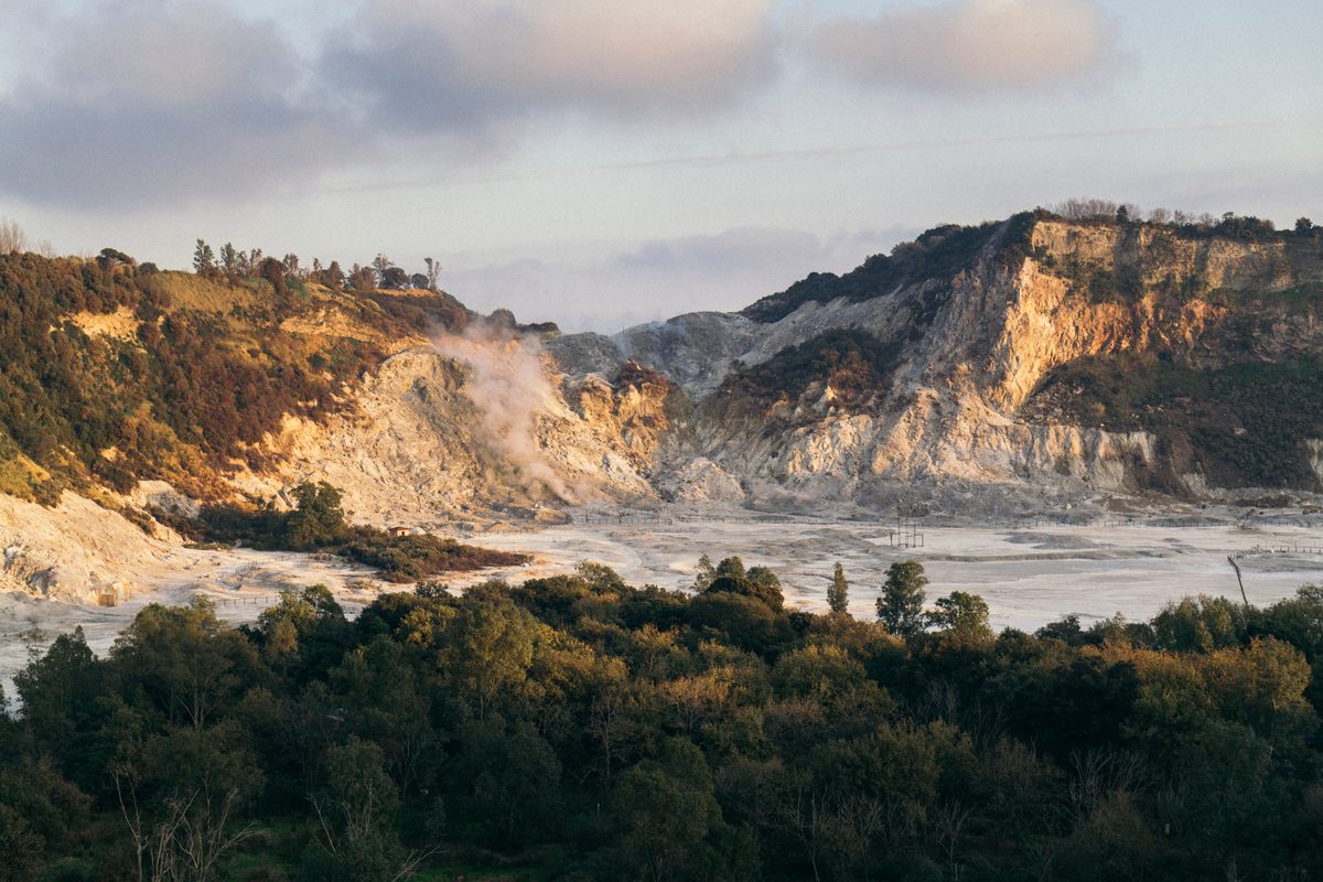 El cráter Solfatara es parte de los Campos Flégreos, un área volcánica conocida como caldera que los científicos pensaban que estaba inactiva.