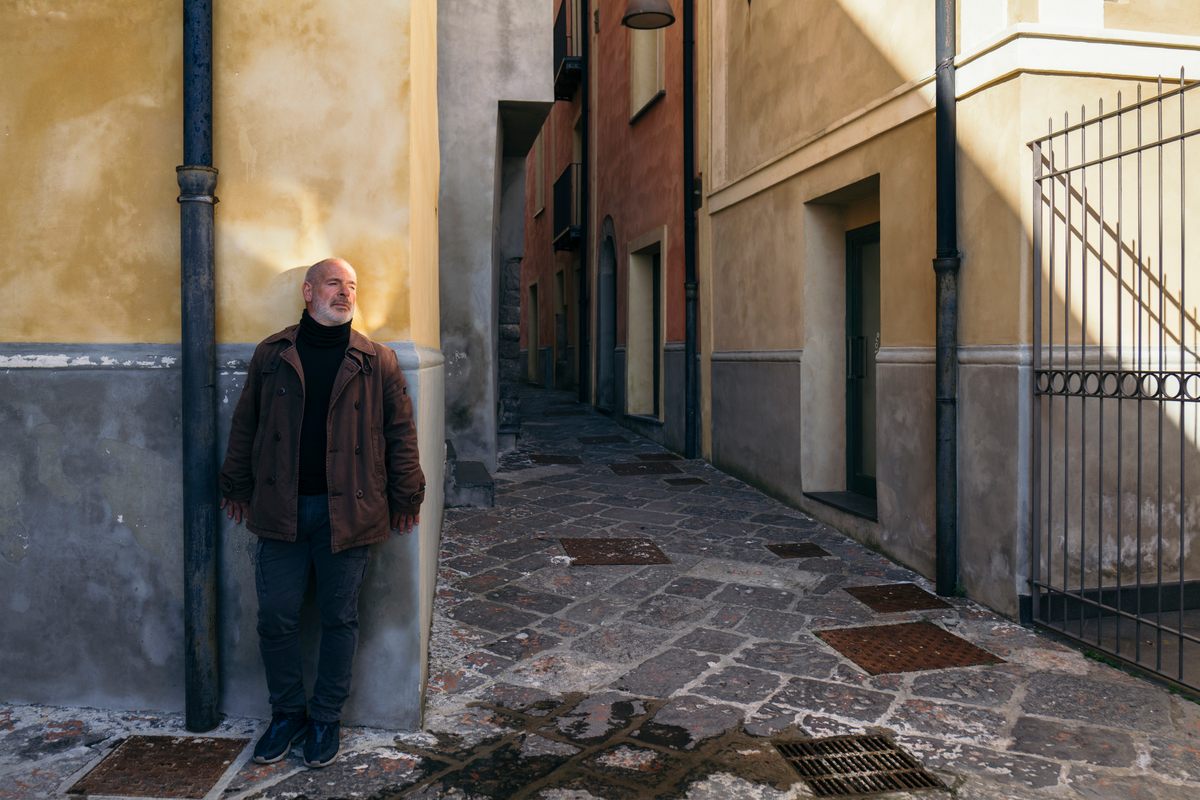 Giuseppe Ioffredo compara la vida en los Campos Flégreos con vivir con un duende travieso famoso en el folklore local llamado O Monaciello: “A veces es bueno y te permite encontrar dinero en las calles”, dice Ioffredo.  