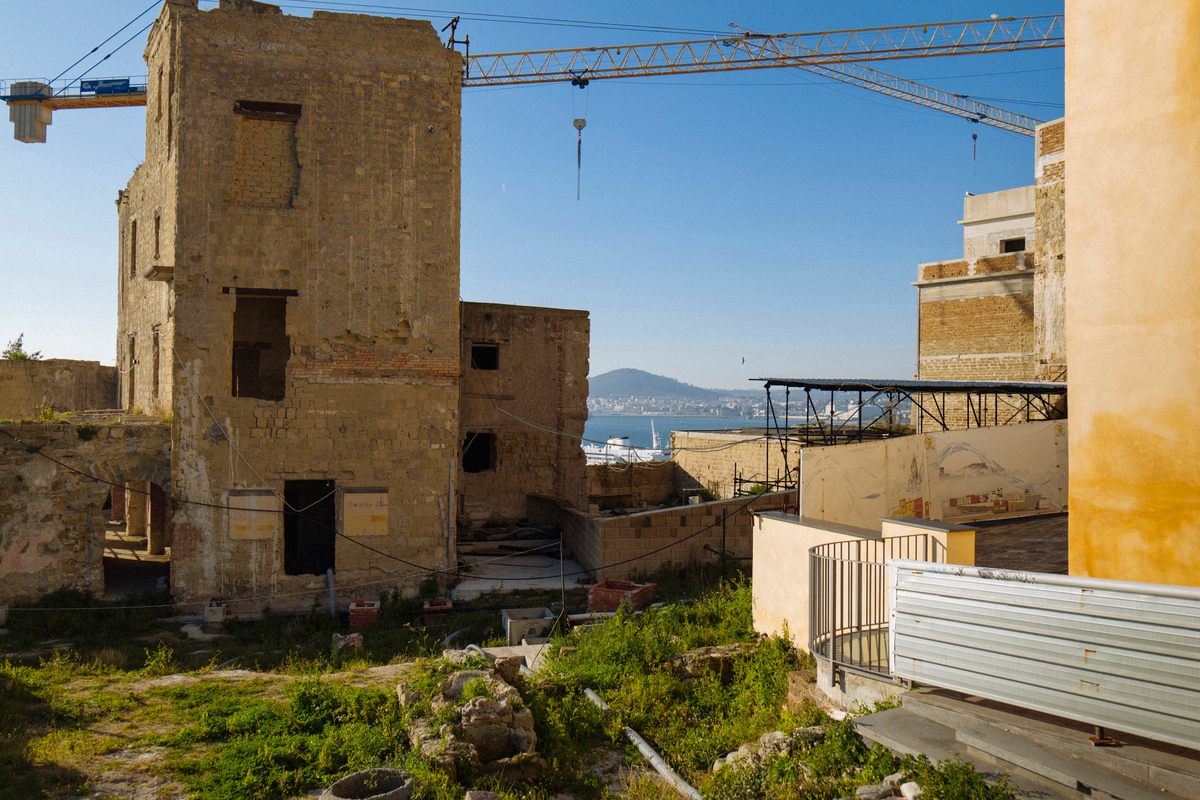 El Monte Vesubio permanece en el fondo de Rione Terra, como un recordatorio constante de lo que los volcanes en Italia pueden hacerle a las ciudades.