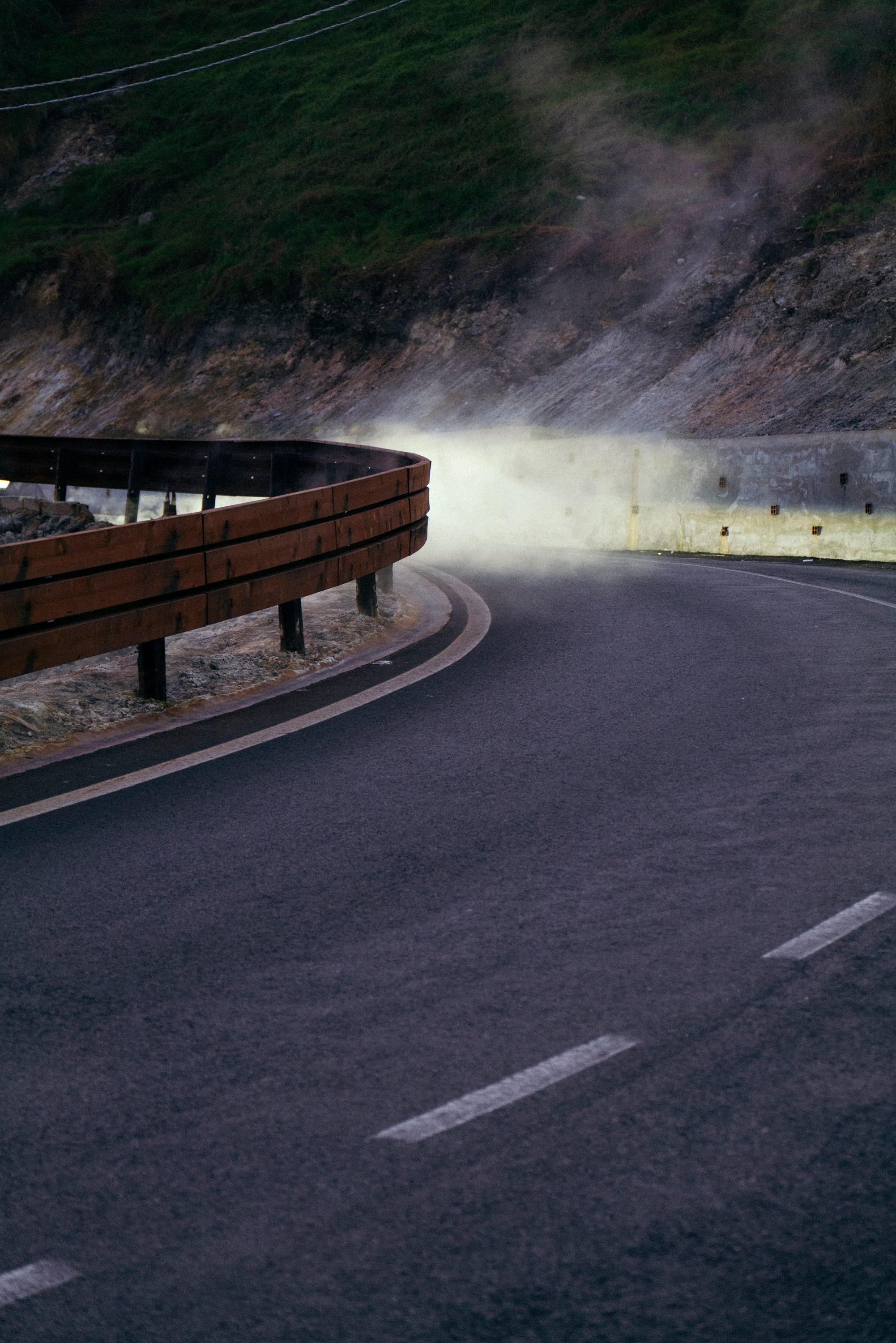 Las manifestaciones del volcán son evidentes en una carretera cerca de Pozzuoli.