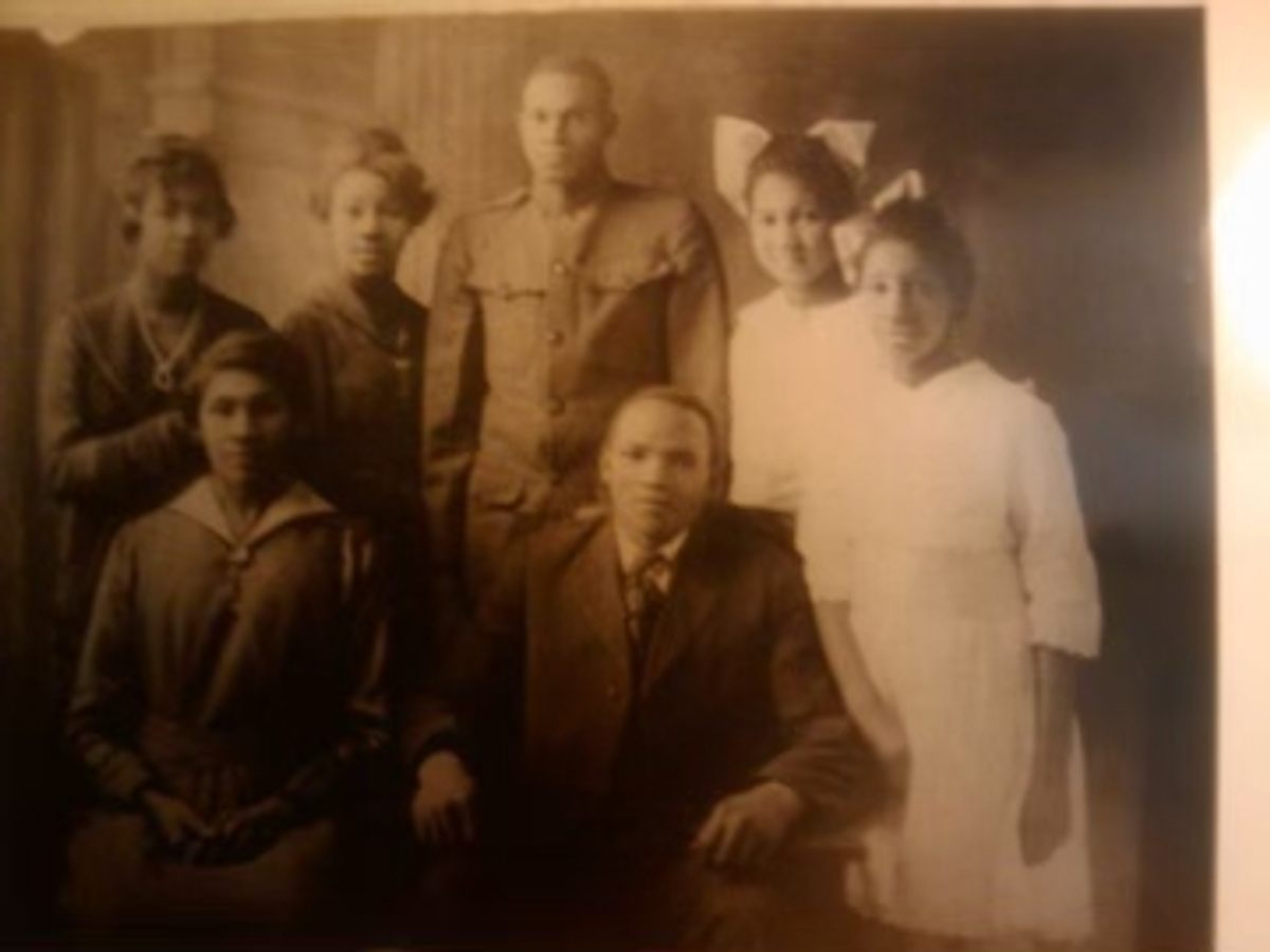 Levi y Maggie Young (posando con sus hijos) eran miembros activos de la comunidad que compraron el cementerio en 1937.