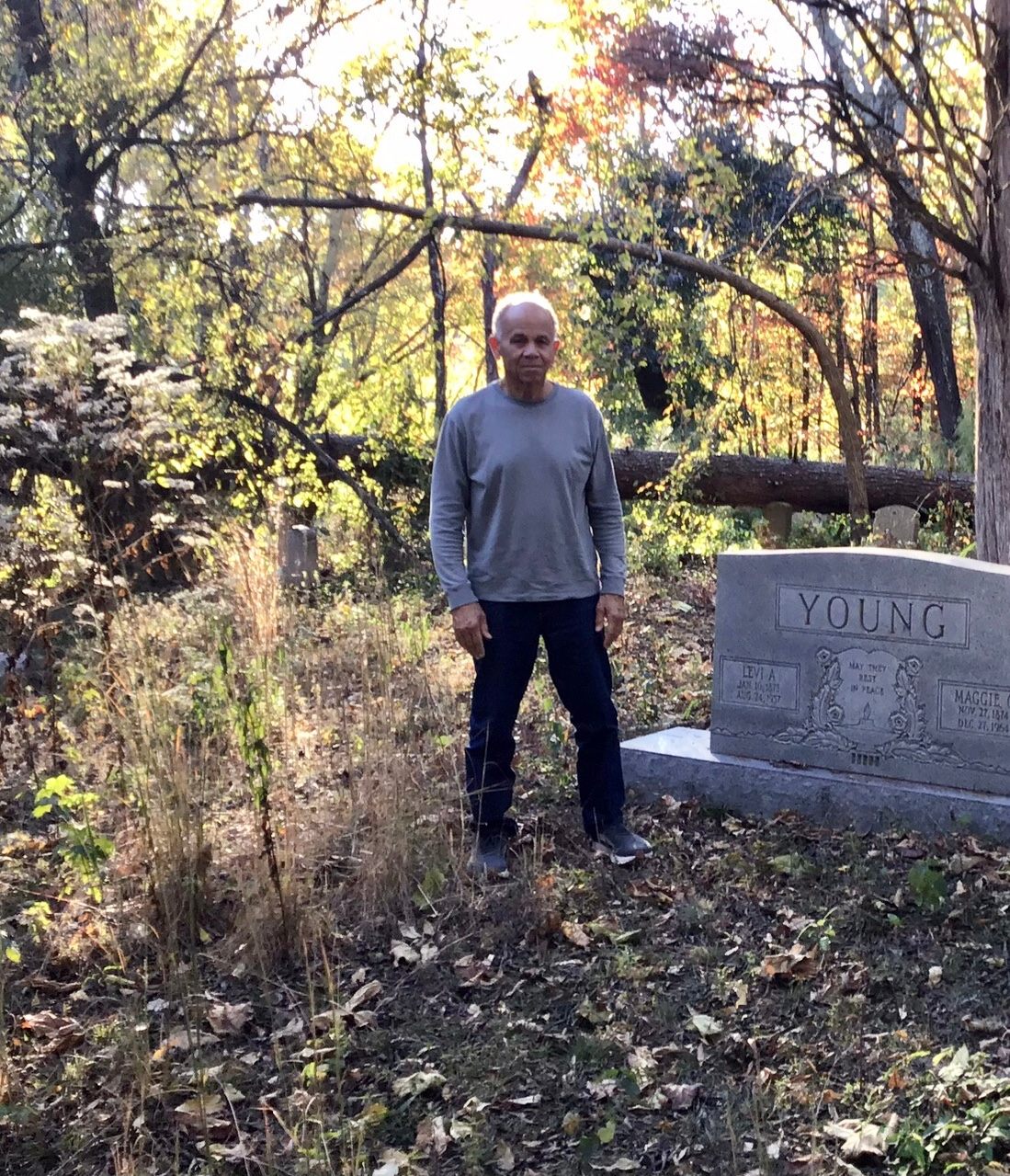 Levi Henry encontró la tumba de su antepasado, Levi A. Young.