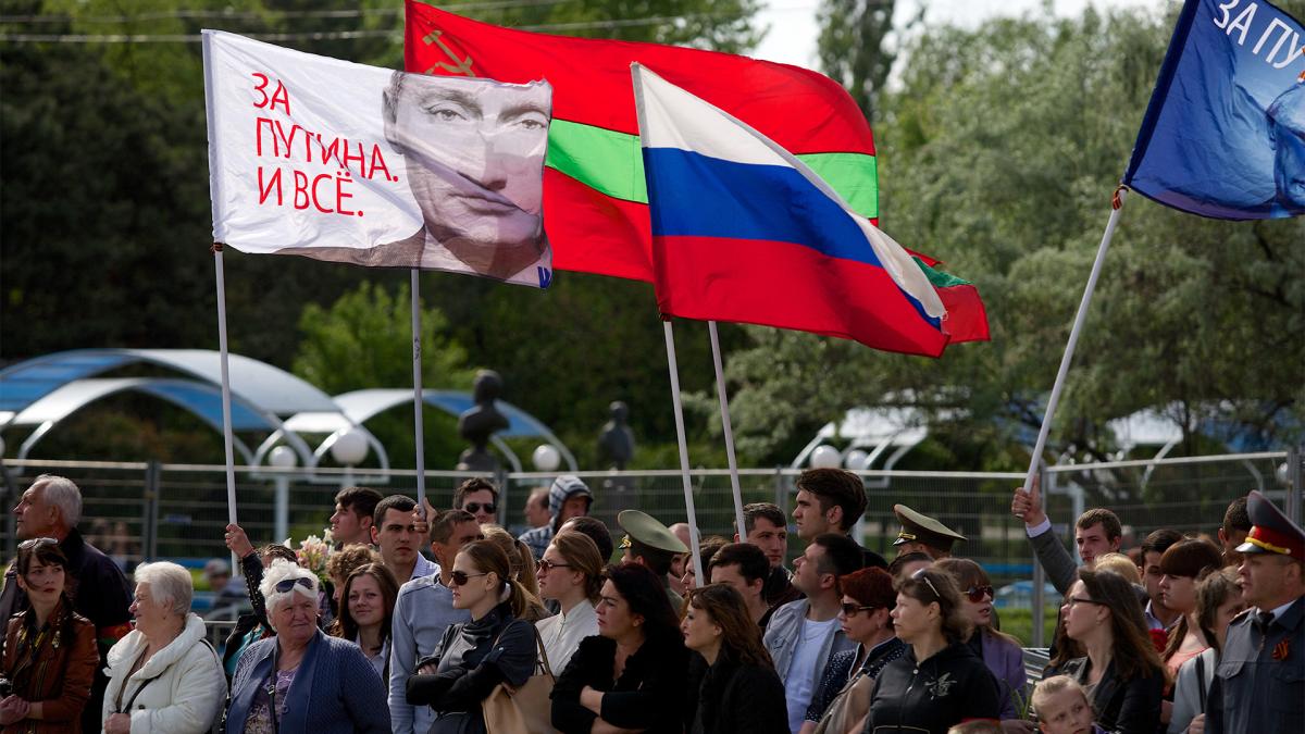 Transnistrios prorrusos muestran bandera rusas y retratos de Putin Foto AFP