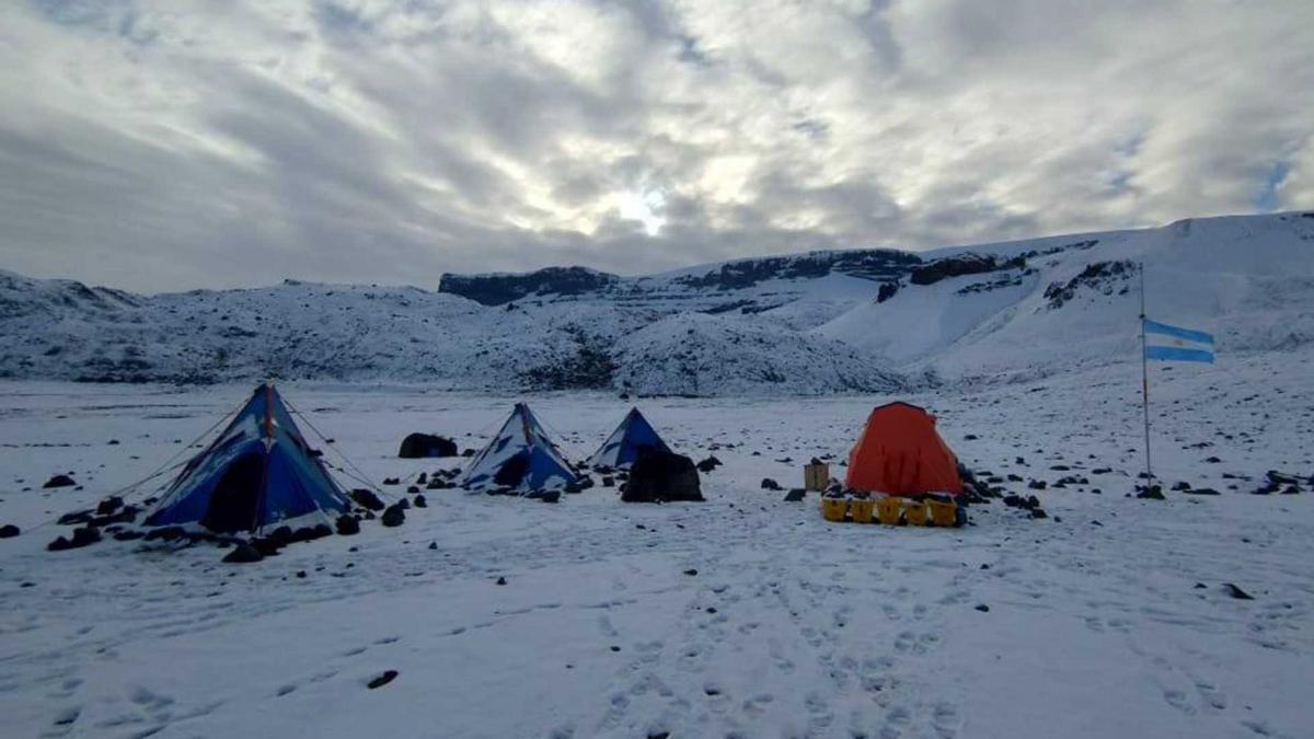 En la isla de Ross se hacen mediciones con GPS diferencial y tomas de muestras en tres glaciares de roca Foto APN