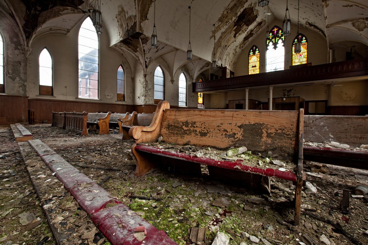 Una iglesia abandonada en un lugar no revelado. 