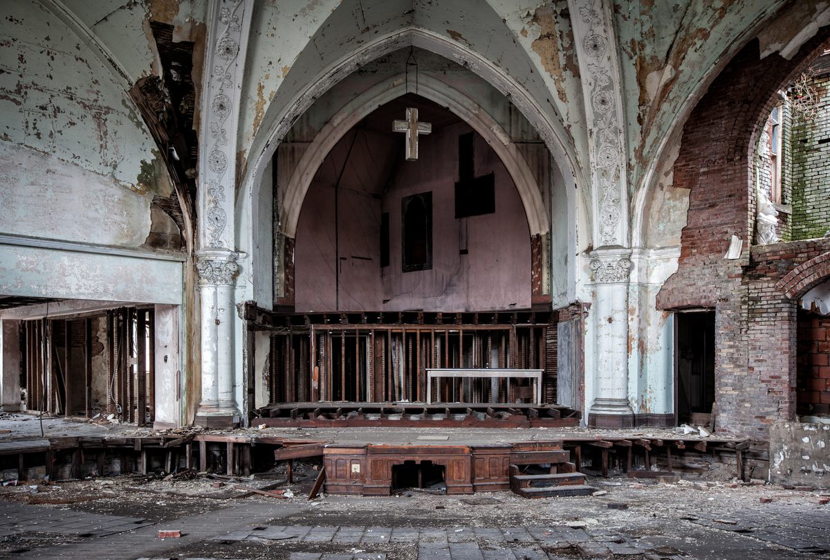 Una iglesia abandonada en un lugar no revelado. 