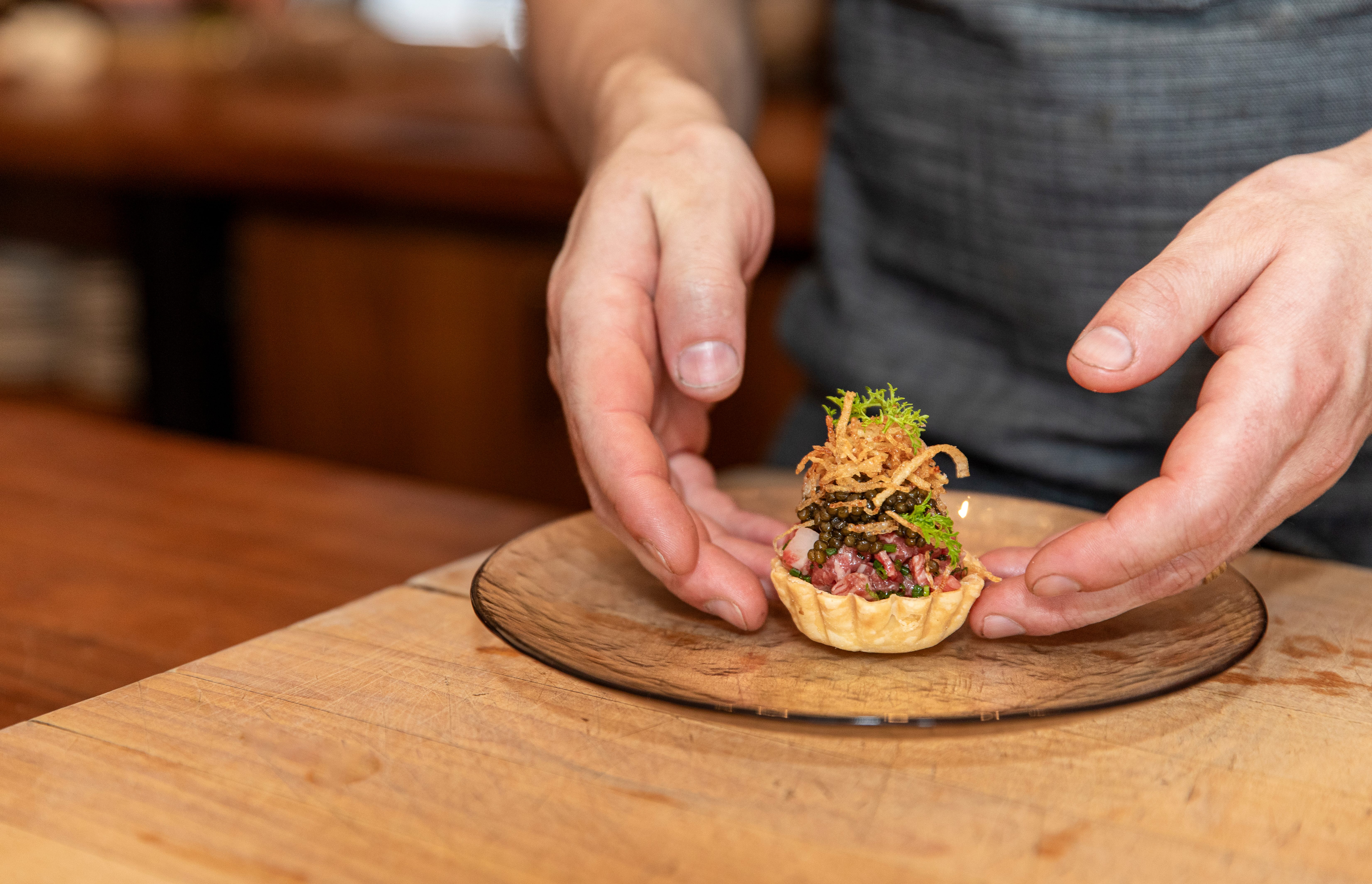 En Beckon, los chefs preparan ocho platos delante de los comensales.  Aquí, la cena es el espectáculo. 