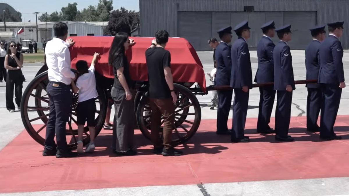 Los restos de Piera llegaron al aeropuerto de Santiago y fueron recibidos por el presidente Gabriel Boric Foto Archivo