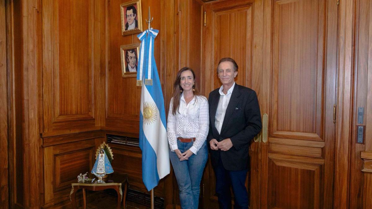 La vicepresidenta Victoria Villarruel design al periodista Nicols Kasanzew quien fue corresponsal en la guerra de 1982 como director de Gesta de Malvinas en el Senado Foto X