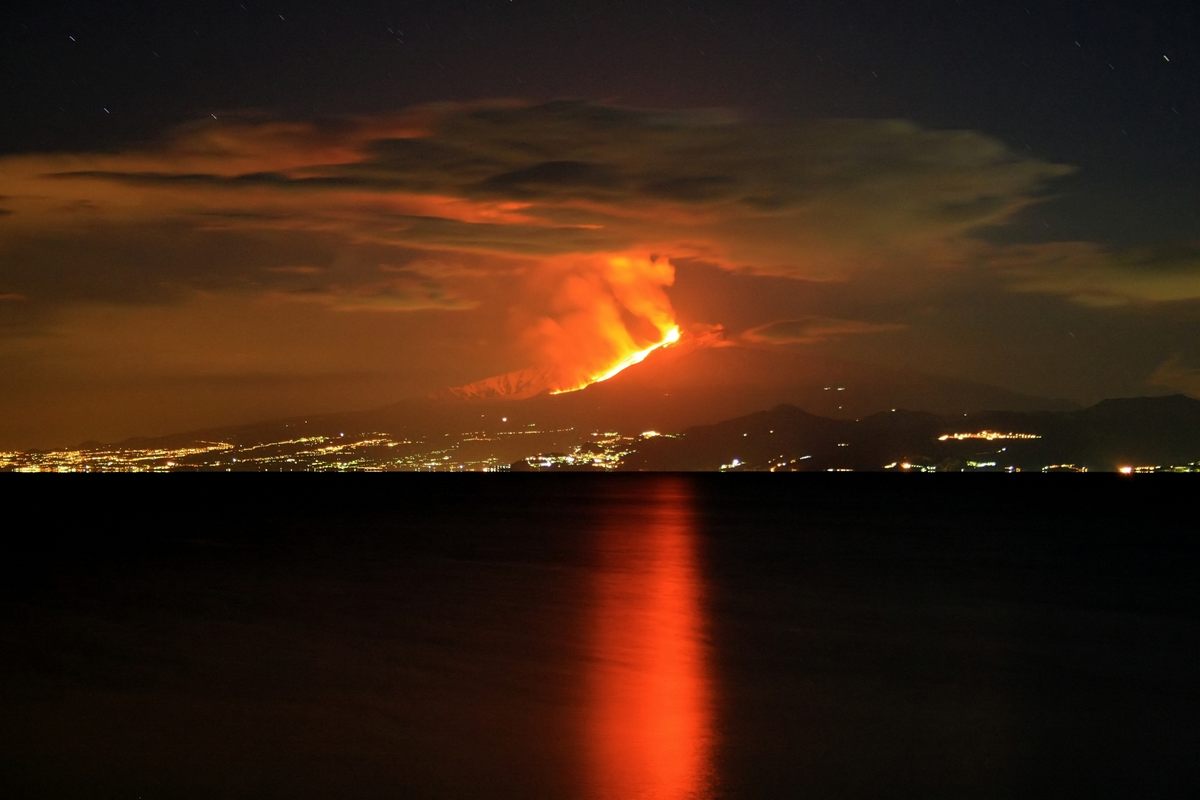 La lava del Etna podría afectar a 10 municipios diferentes.