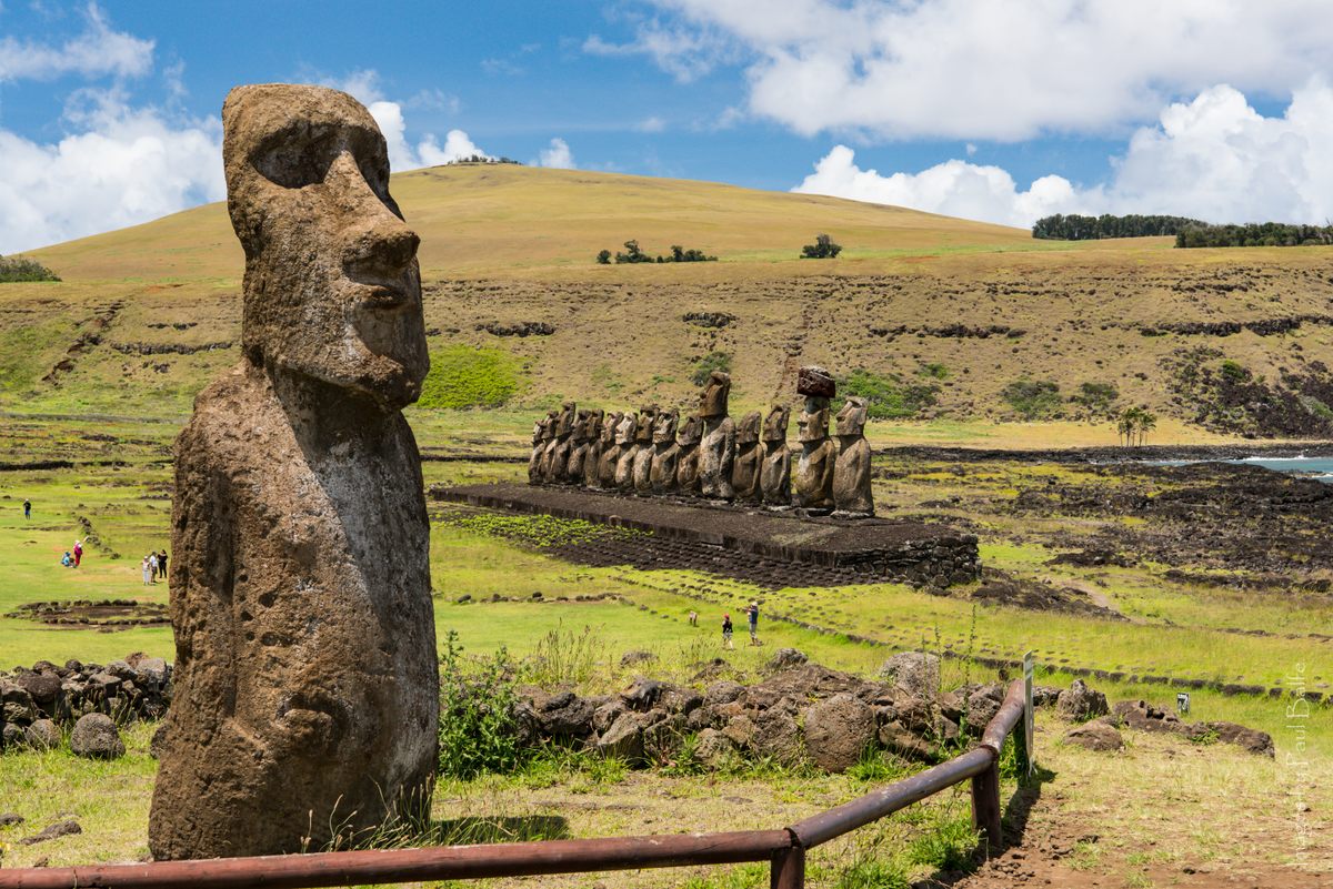 Rapa Nui, hogar de las famosas estatuas Moai, también es conocida como Isla de Pascua.