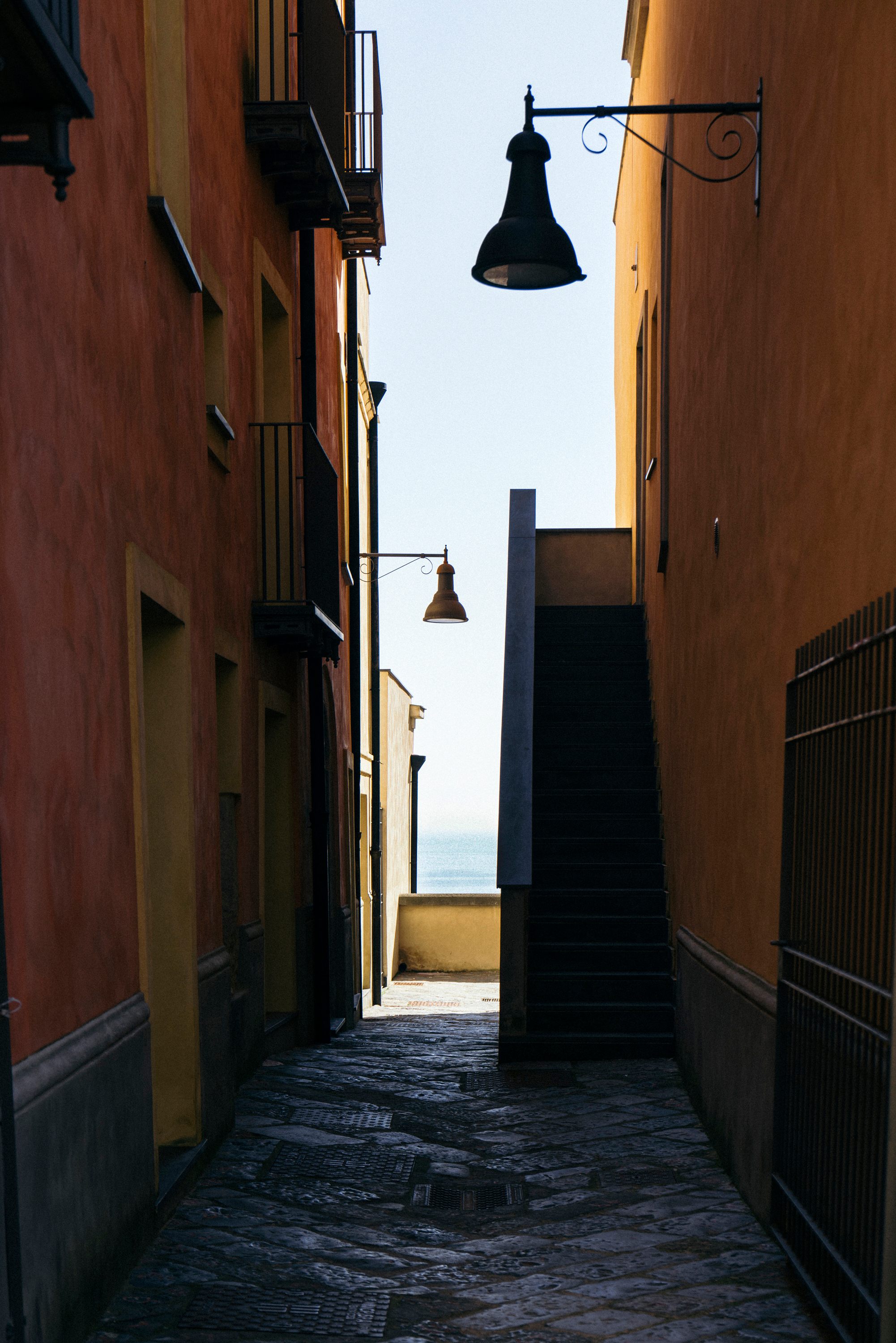 Con vistas al mar, Rione Terra es el tipo de barrio que normalmente estaría lleno de gente.