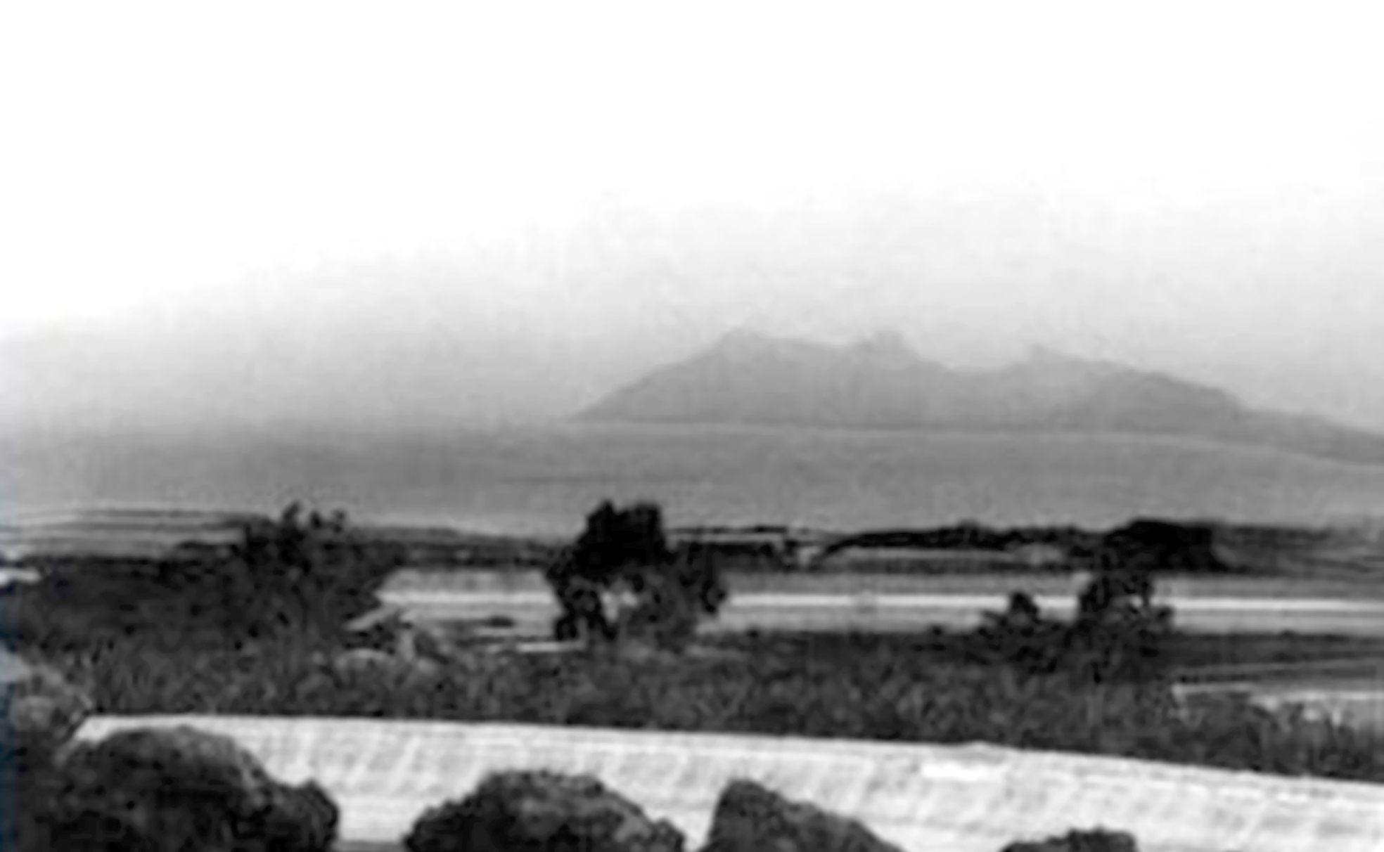 En septiembre de 1957, el fotógrafo Manuel Rodríguez Quintero tomó esta fotografía de una masa de tierra distante y escarpada que supuso era la legendaria isla de San Borondón. 