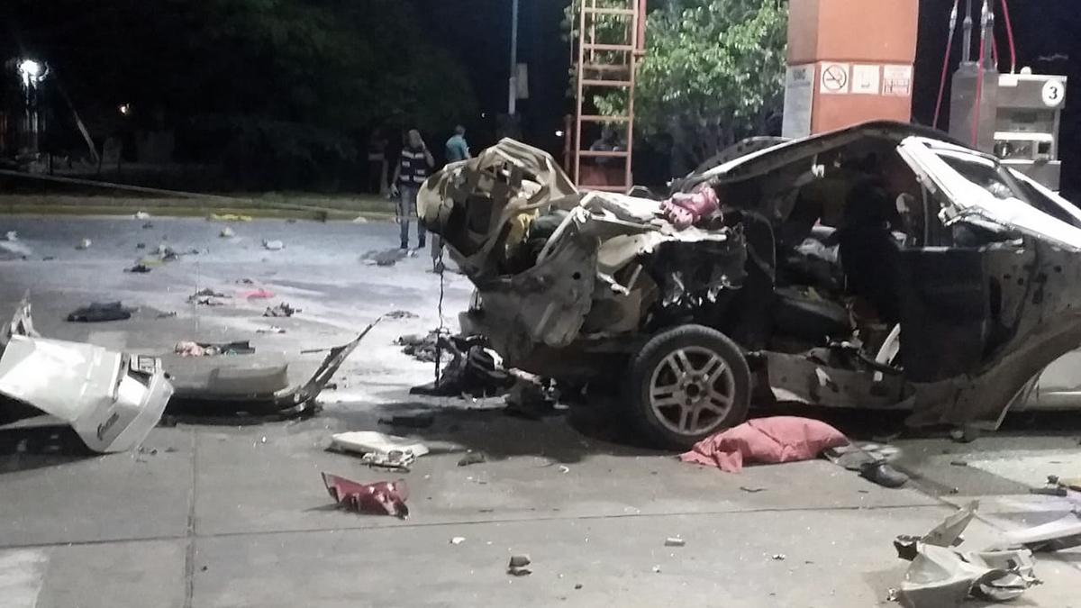 Un auto explot en una estacin de servicios Credito Policia Salta