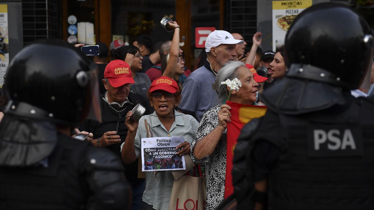 El accionar policial provoc lesiones de balas de goma y por gas pimienta a un grupo de jubilados Foto Eliana Obregn