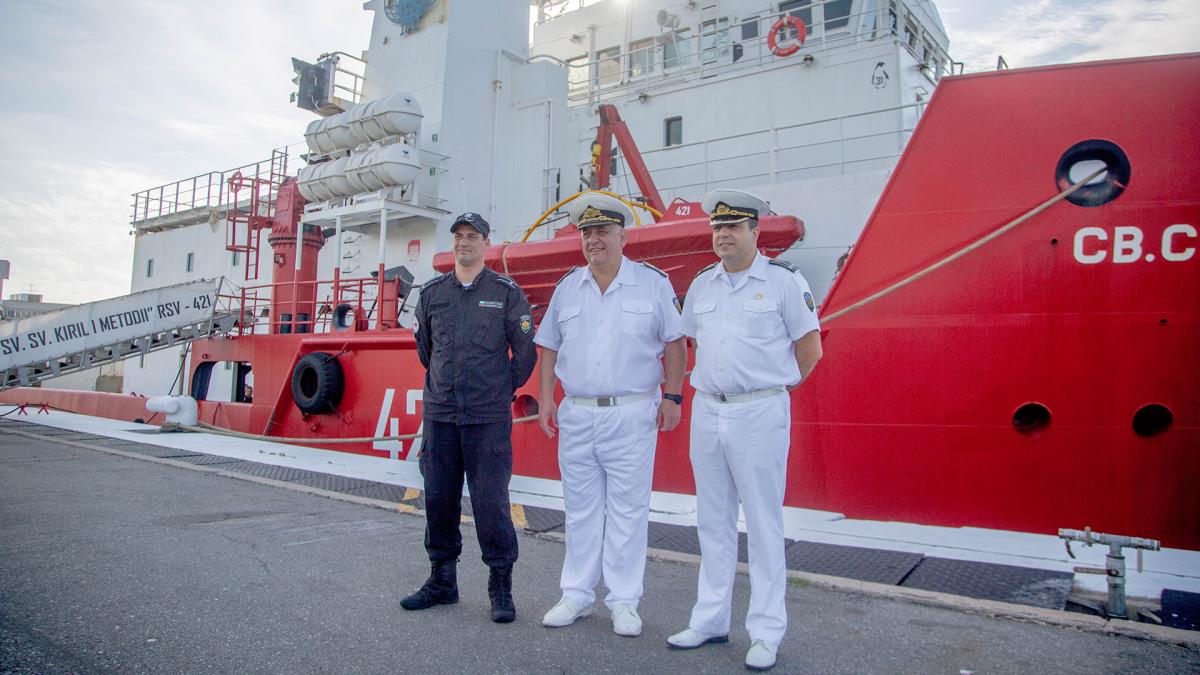 Durante un encuentro mantenido a bordo del buque blgaro se oficializ la entrega a las autoridades navales argentinas Foto Diego Izquierdo