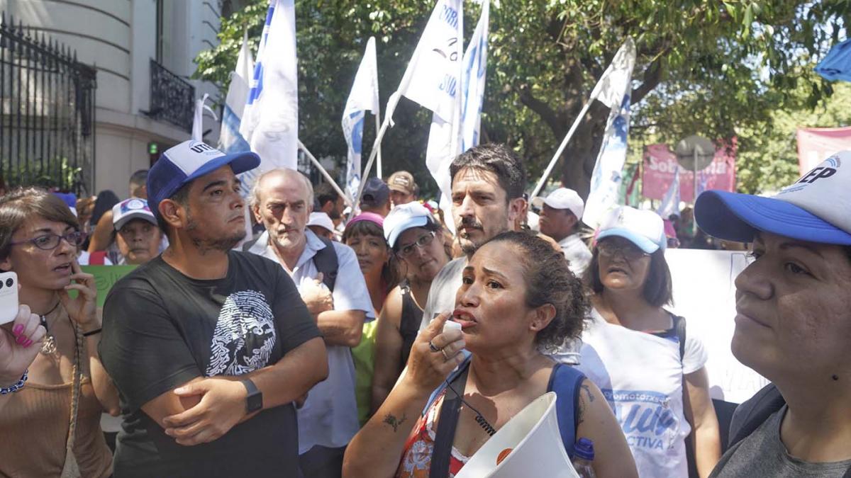 La UTEP present un amparo colectivo para que sean revisadas las bajas arbitrarias e irregulares Foto Pepe Mateos 