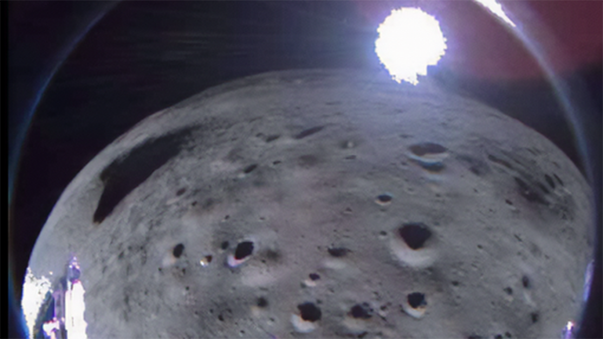 La fotografa de arriba de la Luna aproximadamente 35 segundos despus de lanzarse la sonda en su aproximacin al lugar de aterrizaje Foto X Int_Machines