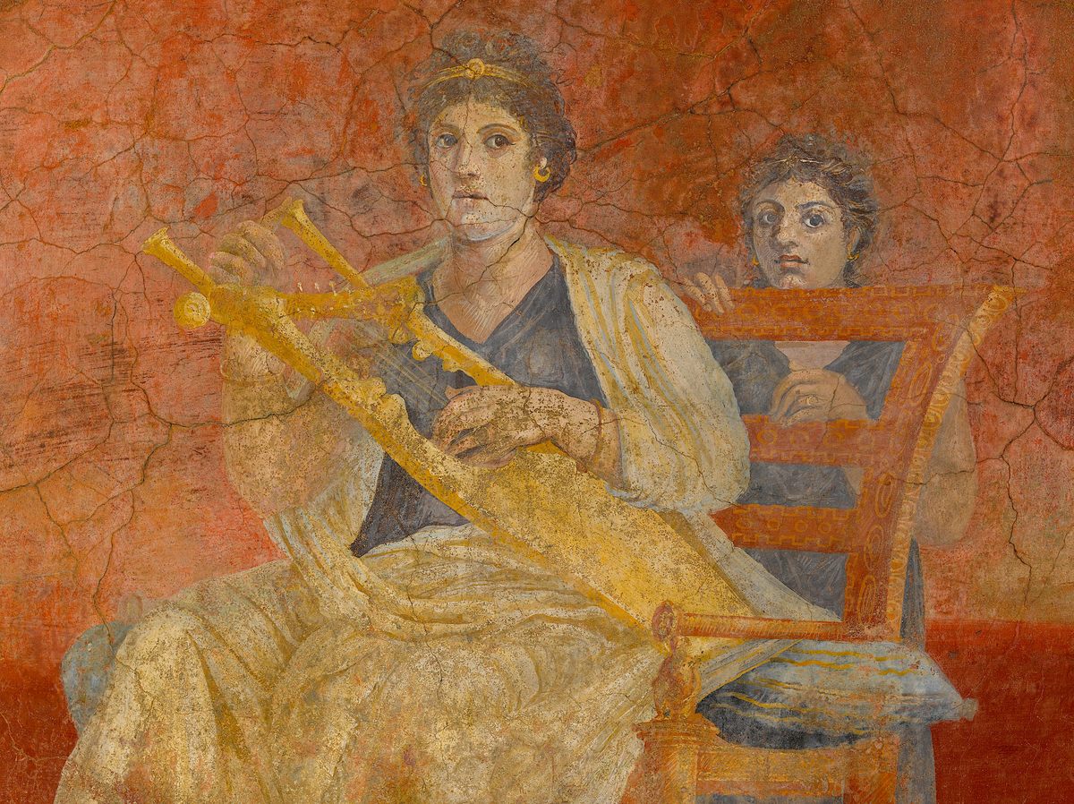 Esta pintura mural de una mujer tocando una kithara alguna vez adornó las paredes de una villa aristocrática al norte de Pompeya.