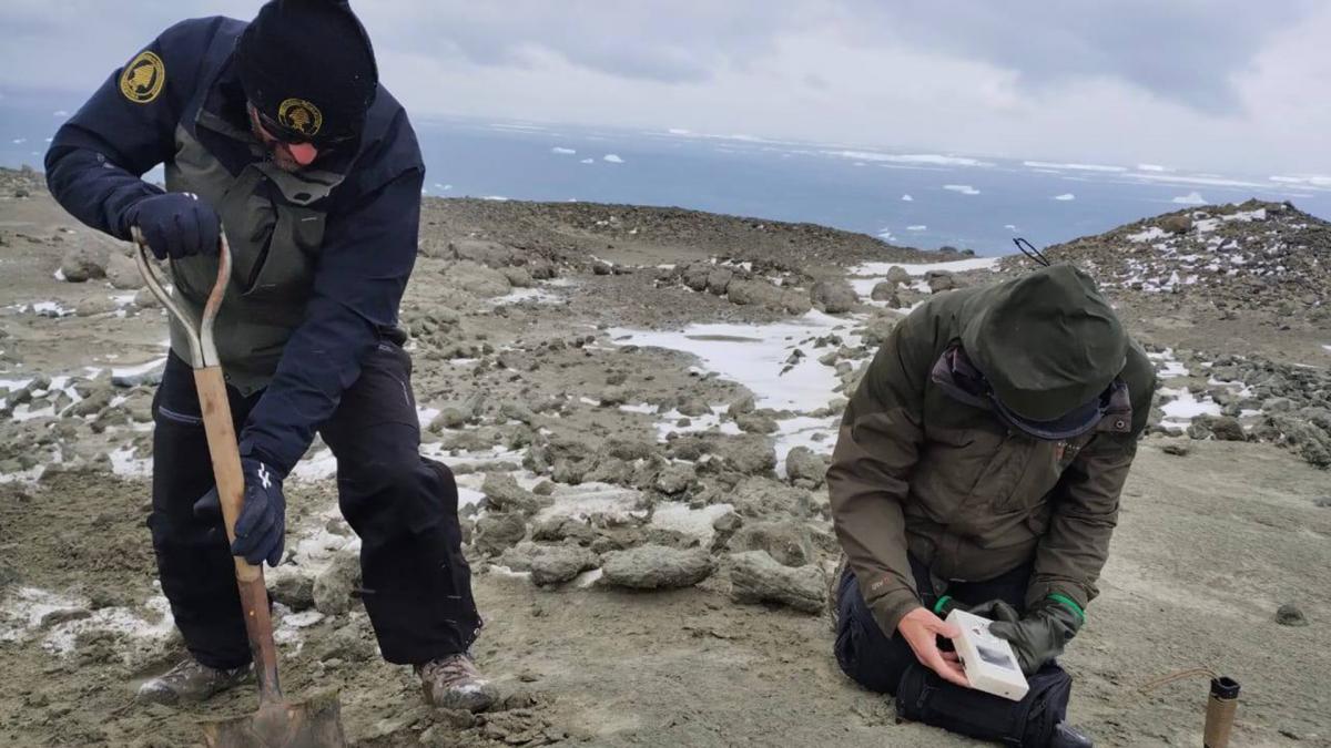 El guardaparque Pablo Rosso del PN Los Glaciares junto al climatlogo japons Kazuyuki Saito Foto APN