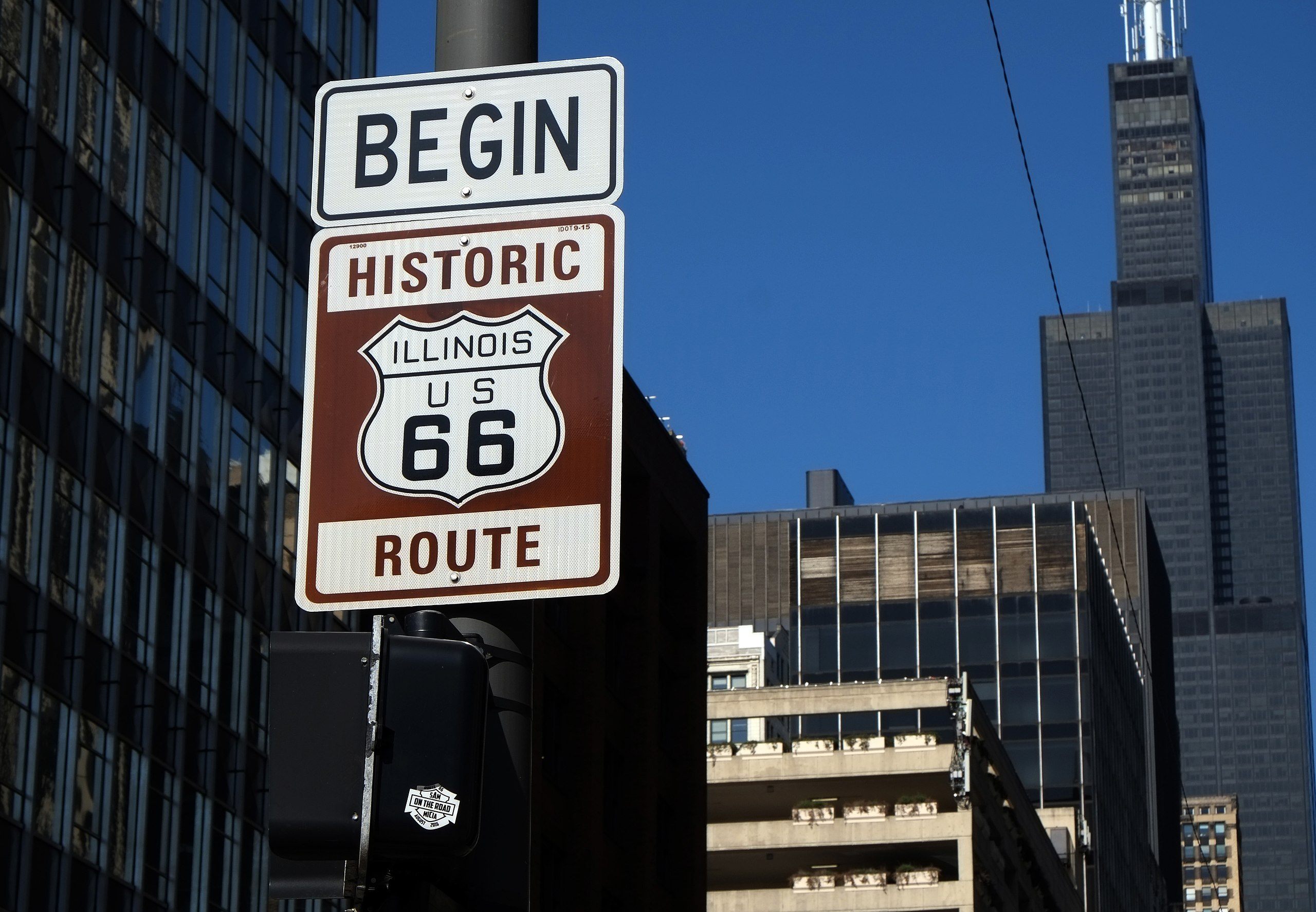 Un cartel que marca el comienzo de la histórica Ruta 66 en Chicago.