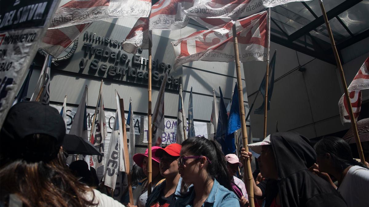 Organizaciones sociales protestaron frente a la sede de la Secretara de Trabajo de Nacin Foto Camila Godoy