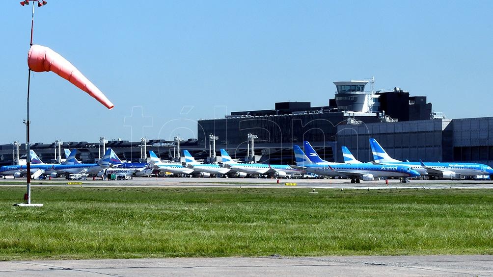 Haba un principio de acuerdo para que los trabajadores aeronuticos percibiesen un 16 de mejora salarial este mes y otro 12 en marzo pero intervino Caputo y todo qued en la nada Foto Archivo