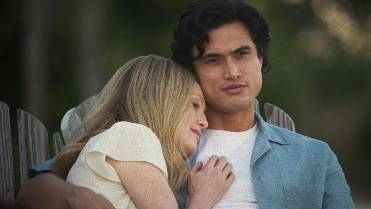 Julianne Moore y Charles Melton en Secretos de un escndalo