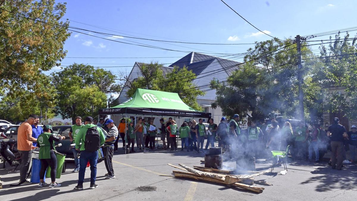 Los trabajadores estatales rionegrinos se movilizaron en toda la provincia en reclamo de mejoras salariales y para rechazar el ajuste Foto Marcelo Ochoa