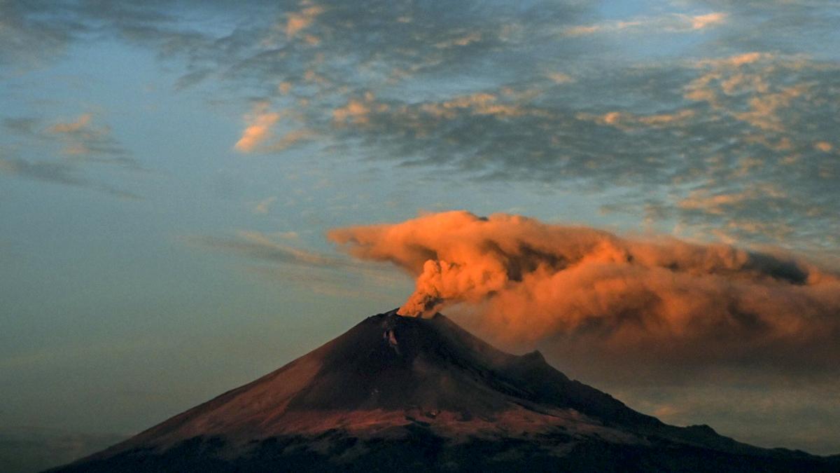 El volcn Popocatpetl volvi a mostrar actividad y provoc la suspensin de 22 vuelos en el aeropuerto de Puebla Foto AFP