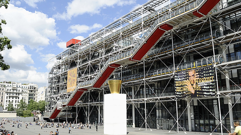 El Pompidou est diseado como un remolino de tuberas y conductos que hace que parezca que el edificio est planteado al revs Cuenta con galeras de arte una biblioteca y un restaurante Foto Archivo