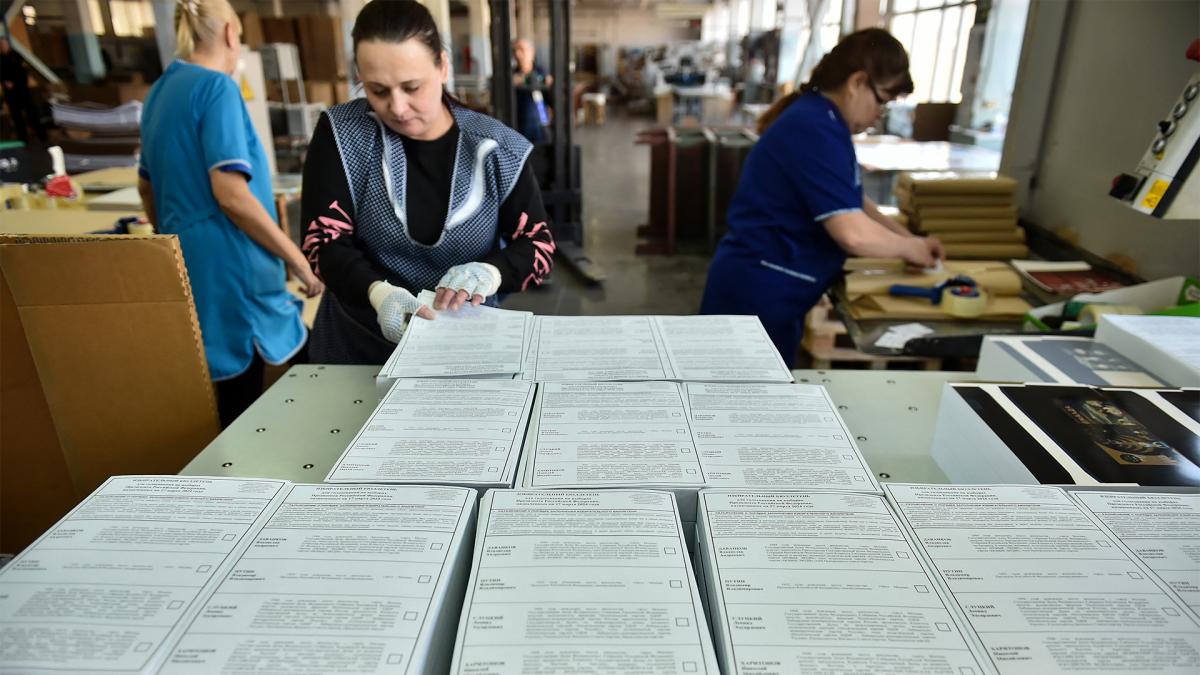 Los ciudadanos rusos ya comenzaron a votar en las zonas remotas y en los territorios ocupados de Ucrania a pesar de que los comicios en todo el pas se realizarn entre el 15 y el 17 de marzo Foto AFP