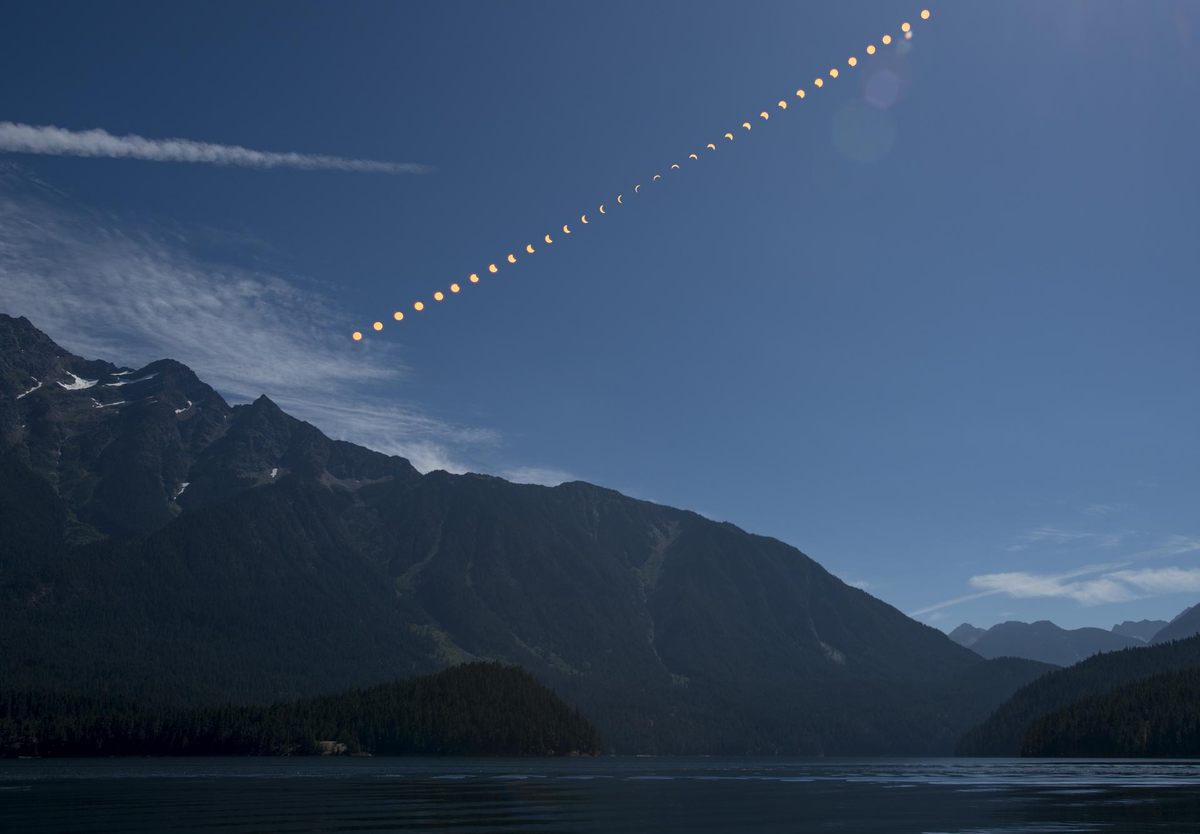 Una imagen compuesta del eclipse solar parcial, que ocurrió fuera de la trayectoria de totalidad en 2017, sobre el Parque Nacional Northern Cascades de Washington.