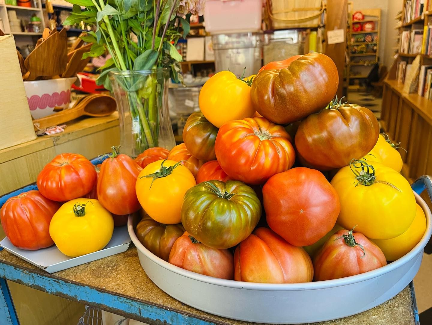 Archestratus almacena tomates tradicionales y otros productos de temporada.