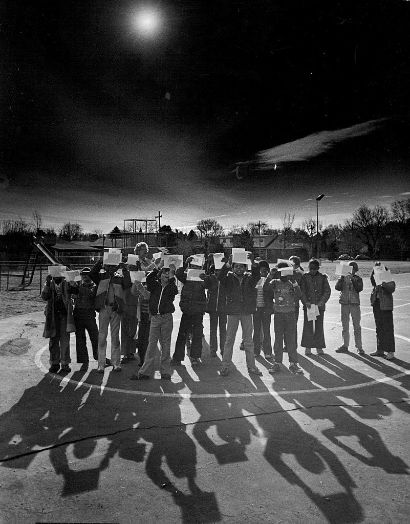 Alumnos de una escuela de Denver observan las proyecciones del eclipse solar de 1979. 