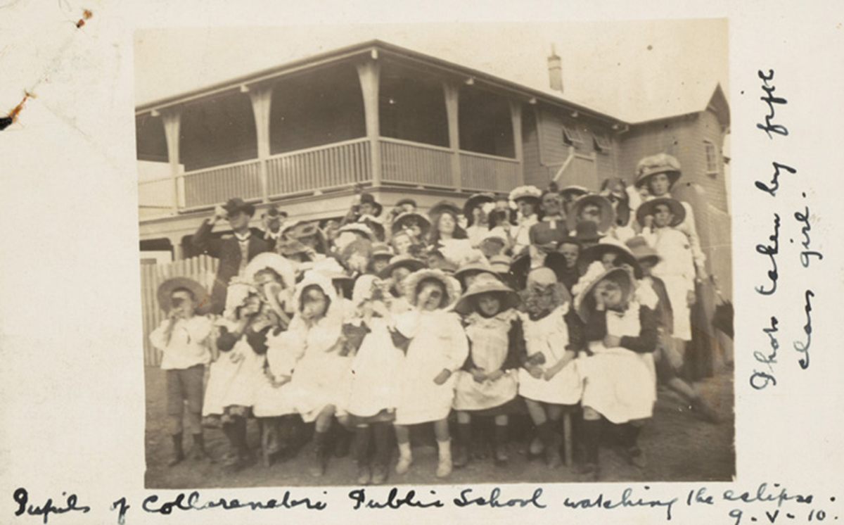 Niños de la escuela pública de Collarenebri observan el eclipse sobre Nueva Gales del Sur, Australia, 1910. 