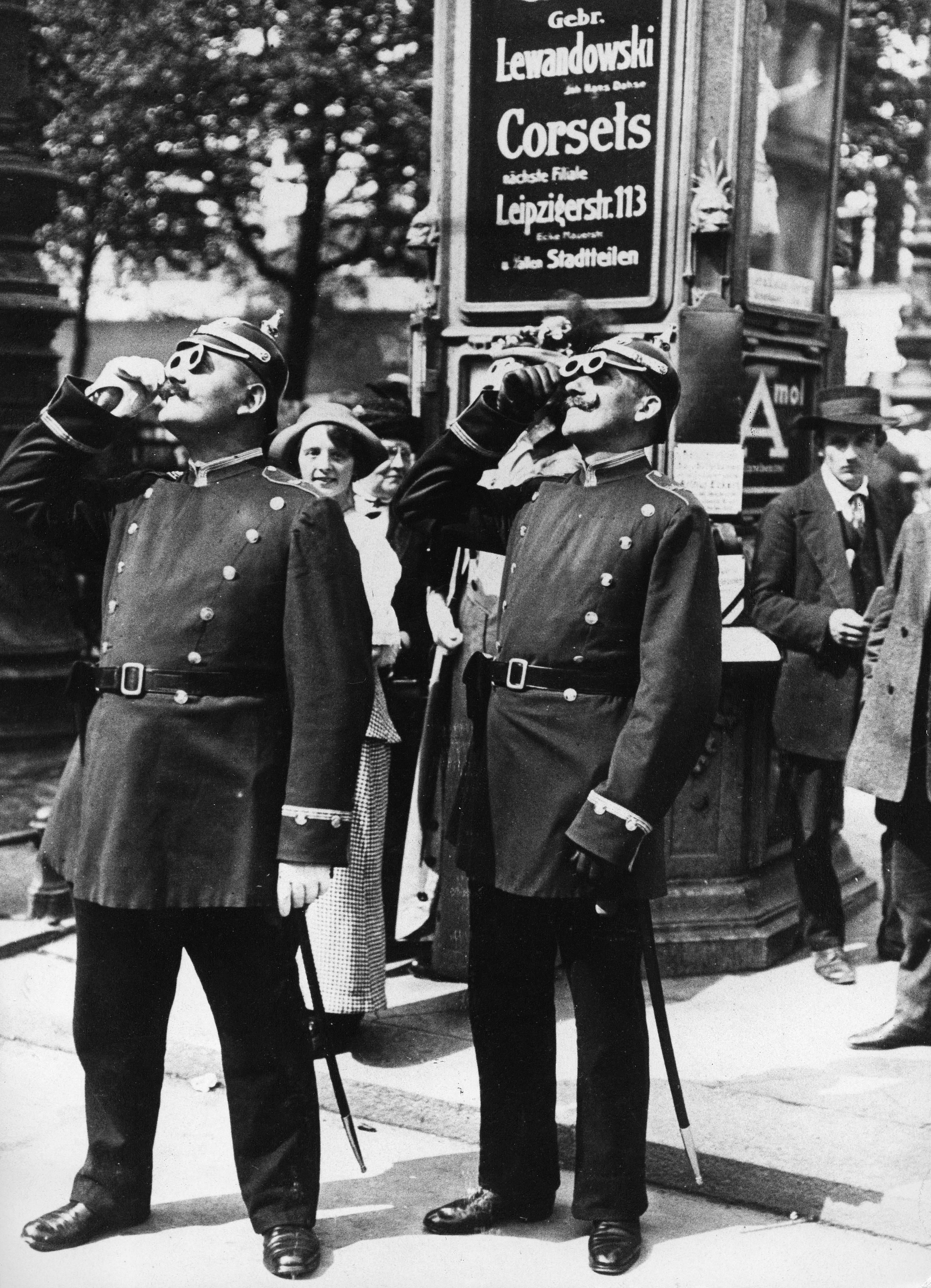 Los policías observan el eclipse en Berlín, 1914.