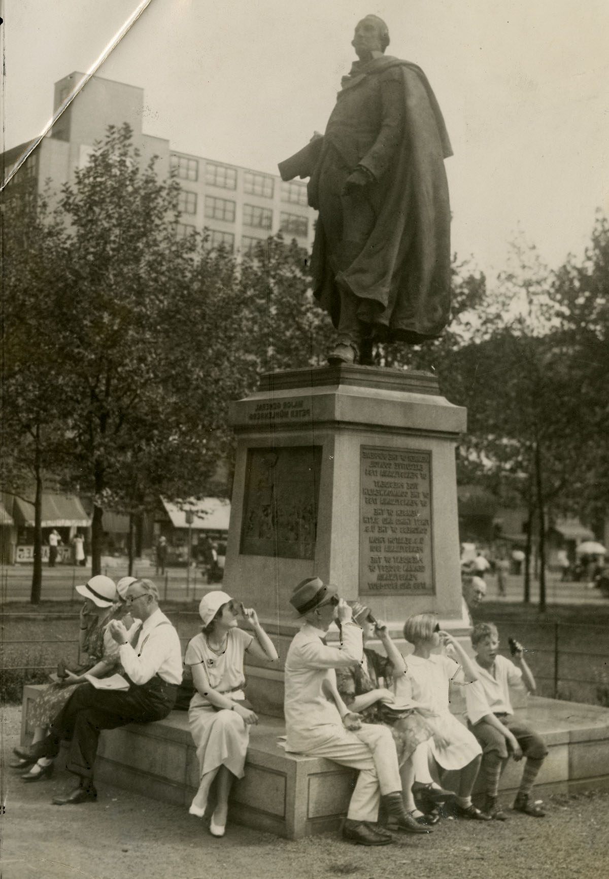 Un grupo observa el eclipse solar desde Reyburn Plaza, Filadelfia, 1932.