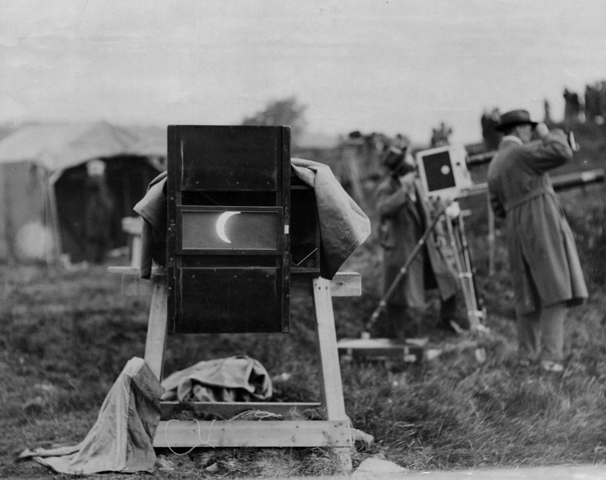 Un sol parcialmente eclipsado visto a través de una cámara grande durante el eclipse solar de 1927 sobre Giggleswick, Inglaterra.