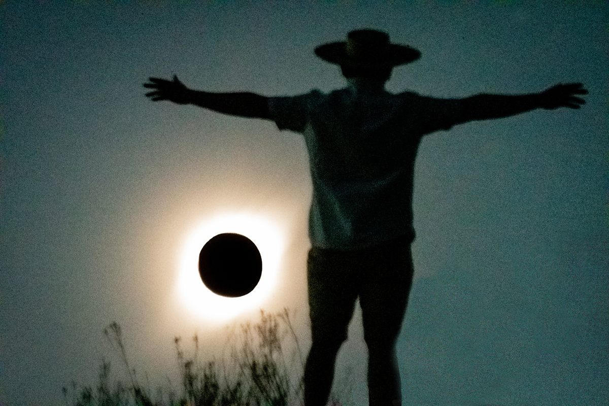 Las historias tradicionales Cherokee atribuyen los eclipses solares a una rana gigante que intenta comerse el sol.  Cuando el sol comenzaba a desaparecer, la gente gritaba, golpeaba ollas y tiraba cosas para ahuyentar a la rana. 